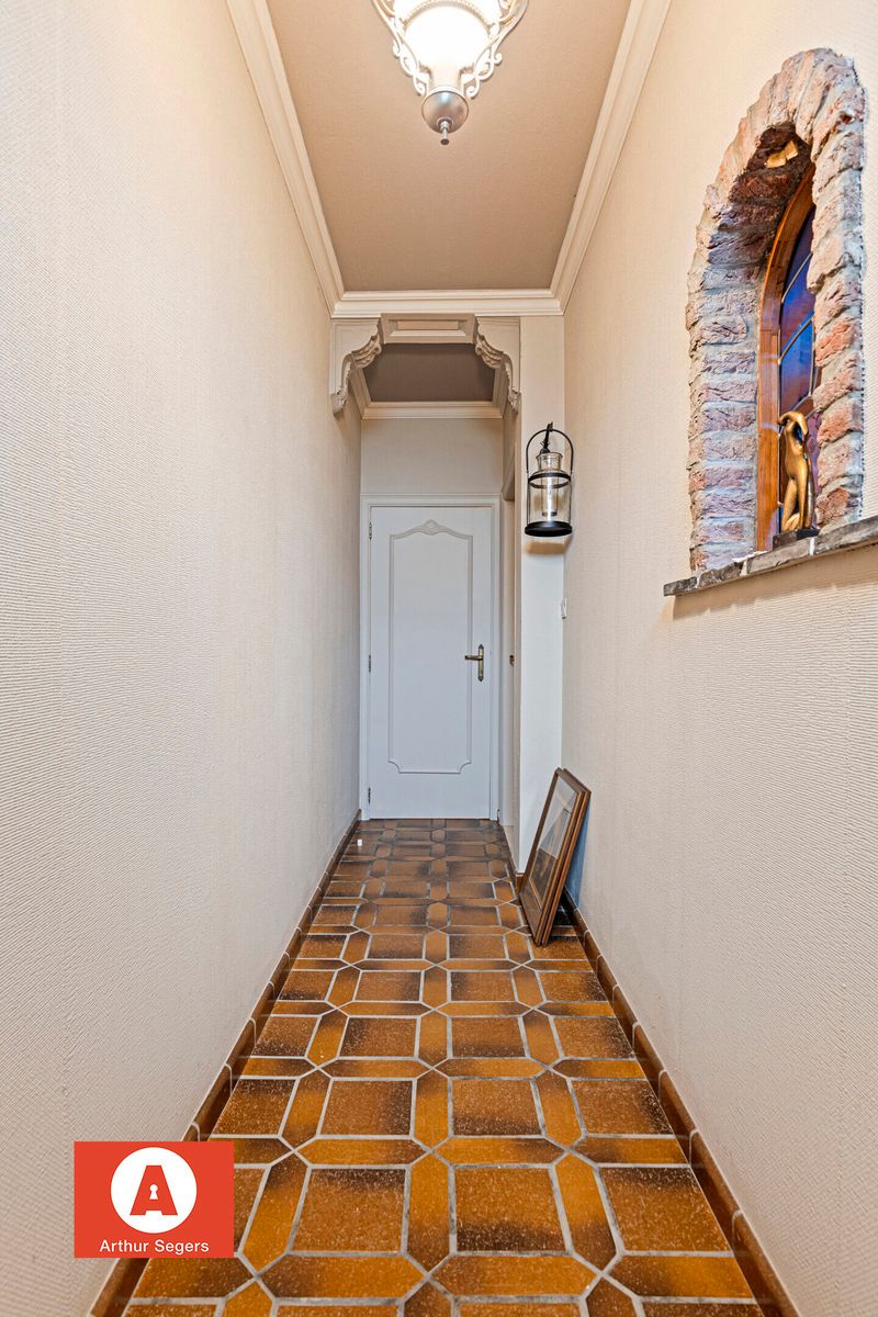Gesloten bebouwing met 2 slaapkamers, garage én staanplaats foto 4