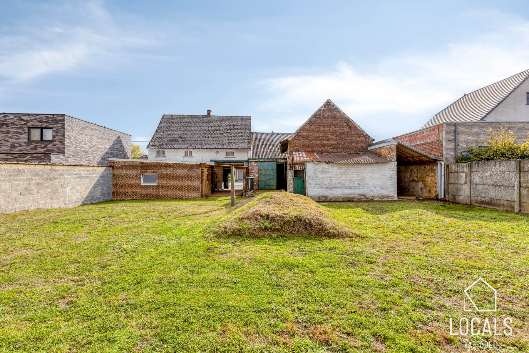Rustig gelegen hoeve met bijgebouwen en veel potentieel foto 2