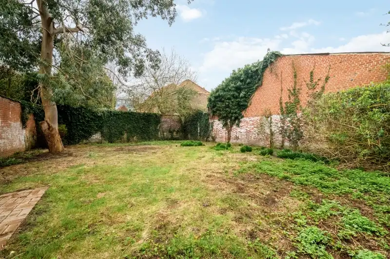 Roeselare-stadskern. Polyvalente BURGERWONING / HANDELSHUIS in 2 delen :  exclusief commercieel pand gelijkvloers met tuin en uniek triplex appartement met 2-3 slaapkamers. Verhuurd met mooi rendement ! foto 20