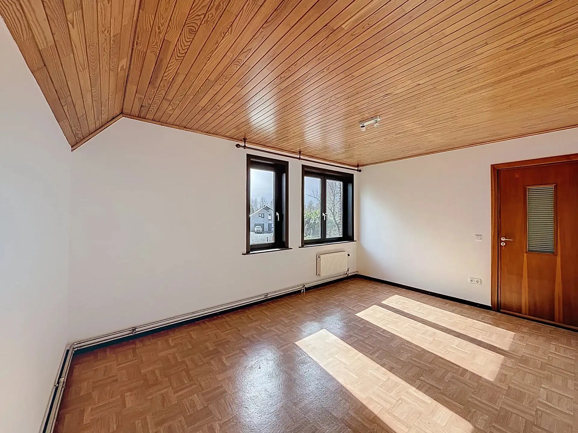 Zeer ruime en verzorgde woning met 5 slaapkamers en 2 badkamers op een groot perceel foto 21