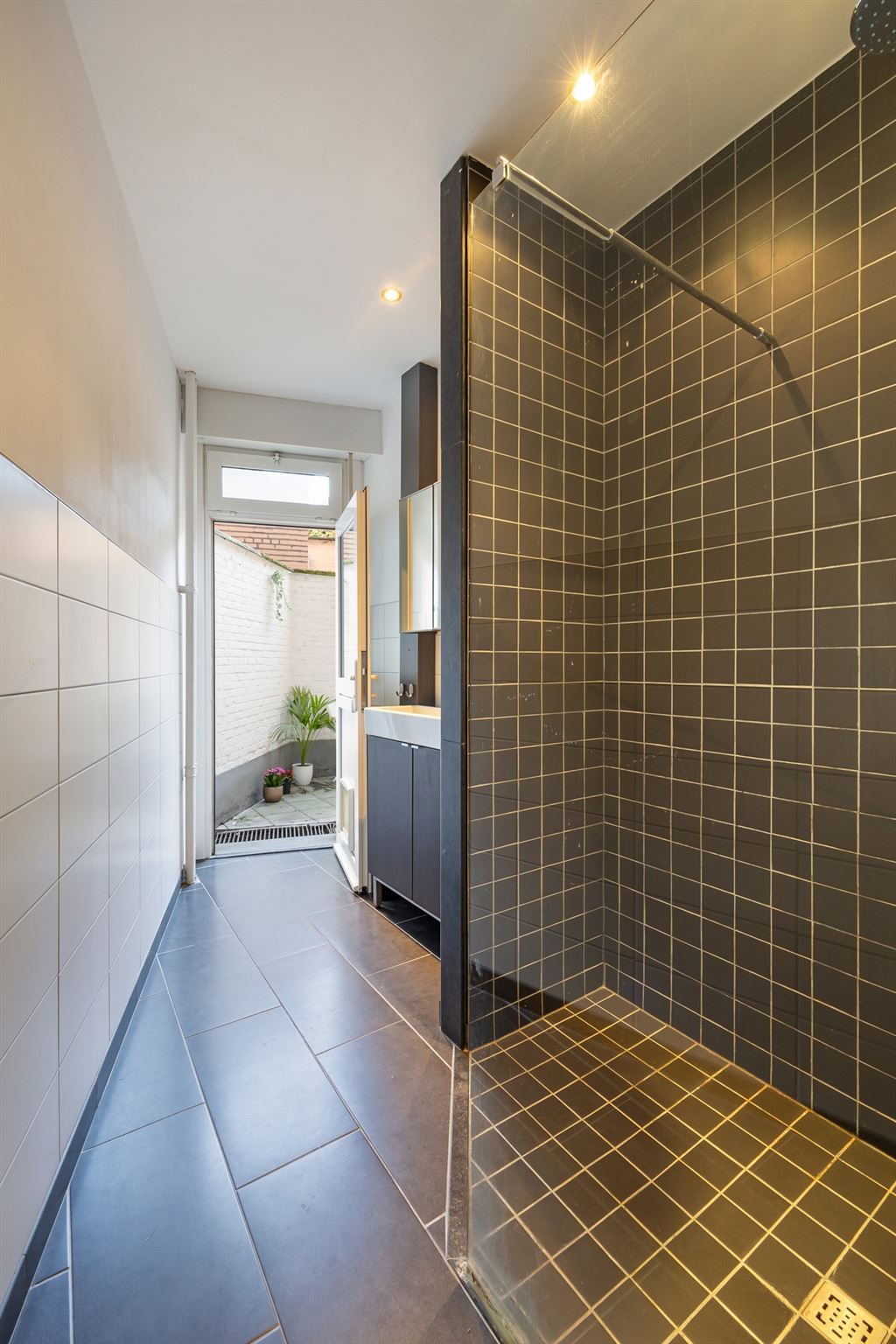 Instapklaar gelijkvloersappartement met stadskoer foto 6