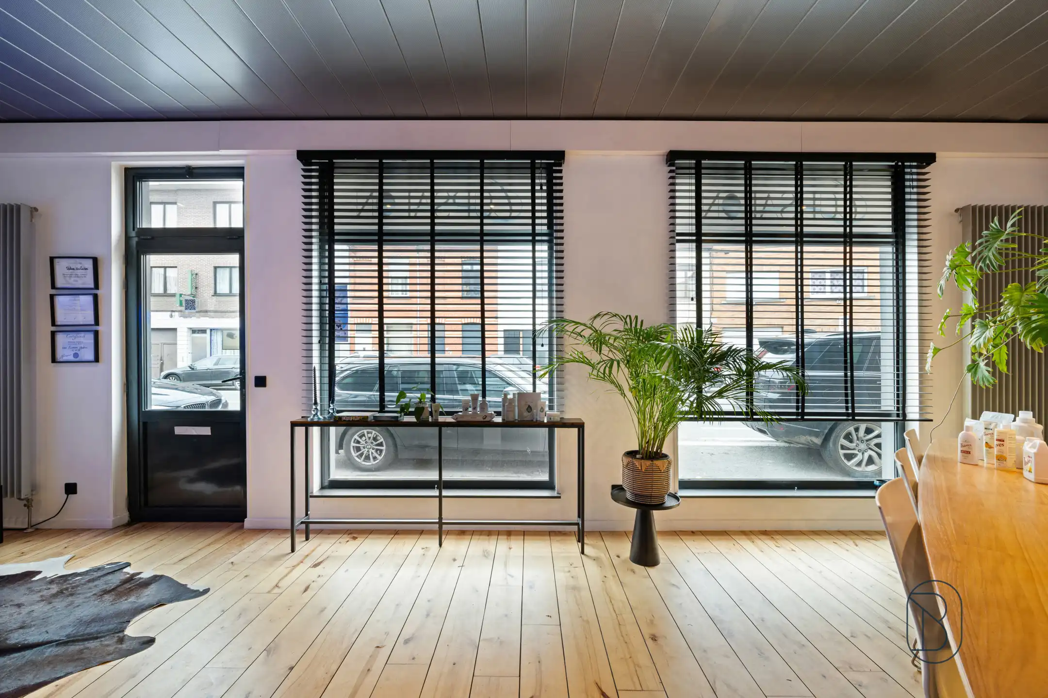 Topgelegen handelspand met verhuurd duplexappartement foto 9