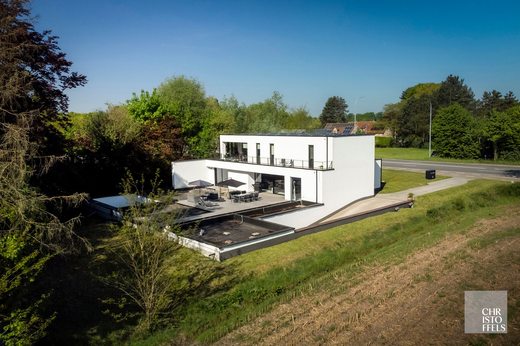 Multifunctioneel gebouw met 2 wooneenheden, kantoor en showroom op een perceel van 2.074 m²! foto {{pictureIndex}}