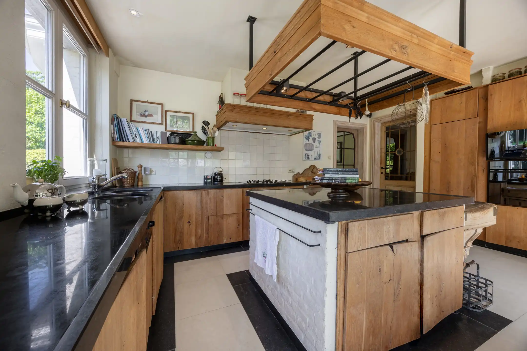 Unieke parel op royaal perceel (3.877 m²) met bouwgrond foto 13