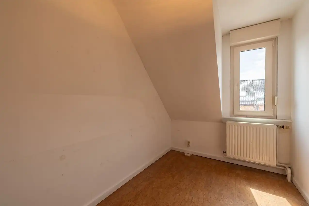 Vier slaapkamers. Twee staanplaatsen. En achteraan een verrassende buitenplek met zuiderse patio-sfeer foto 26