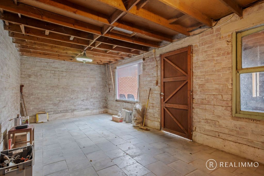 Stevige te renoveren woning in hartje Zwevegem! foto 13