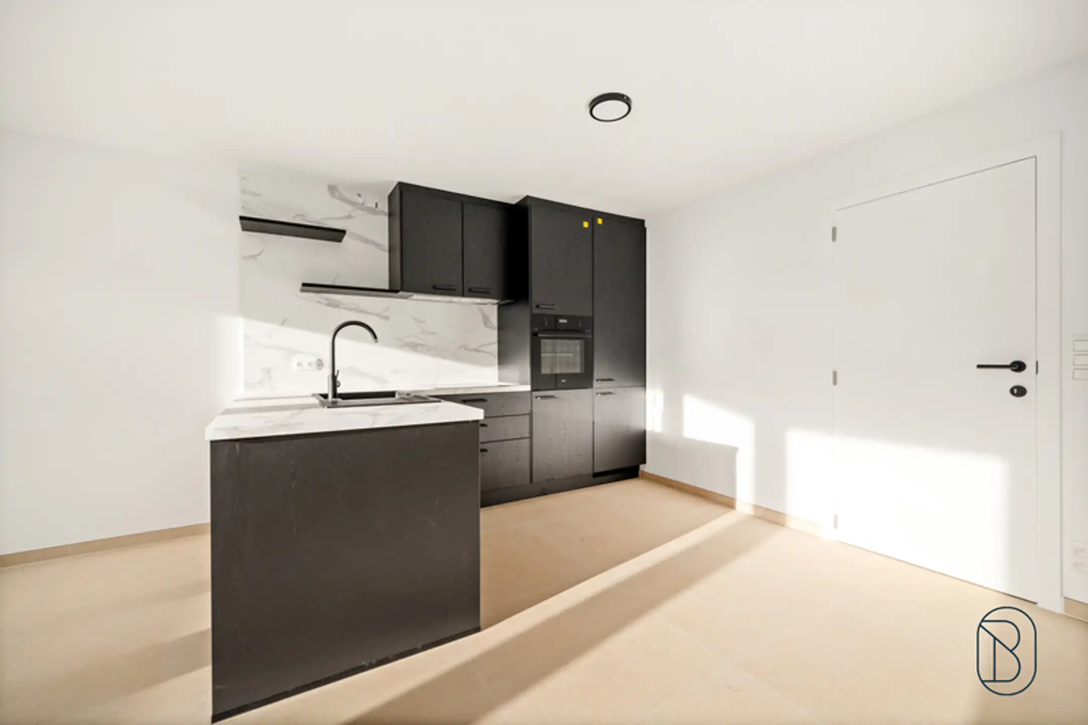 Gerenoveerd appartement op de 1ste verdieping met balkon foto 2