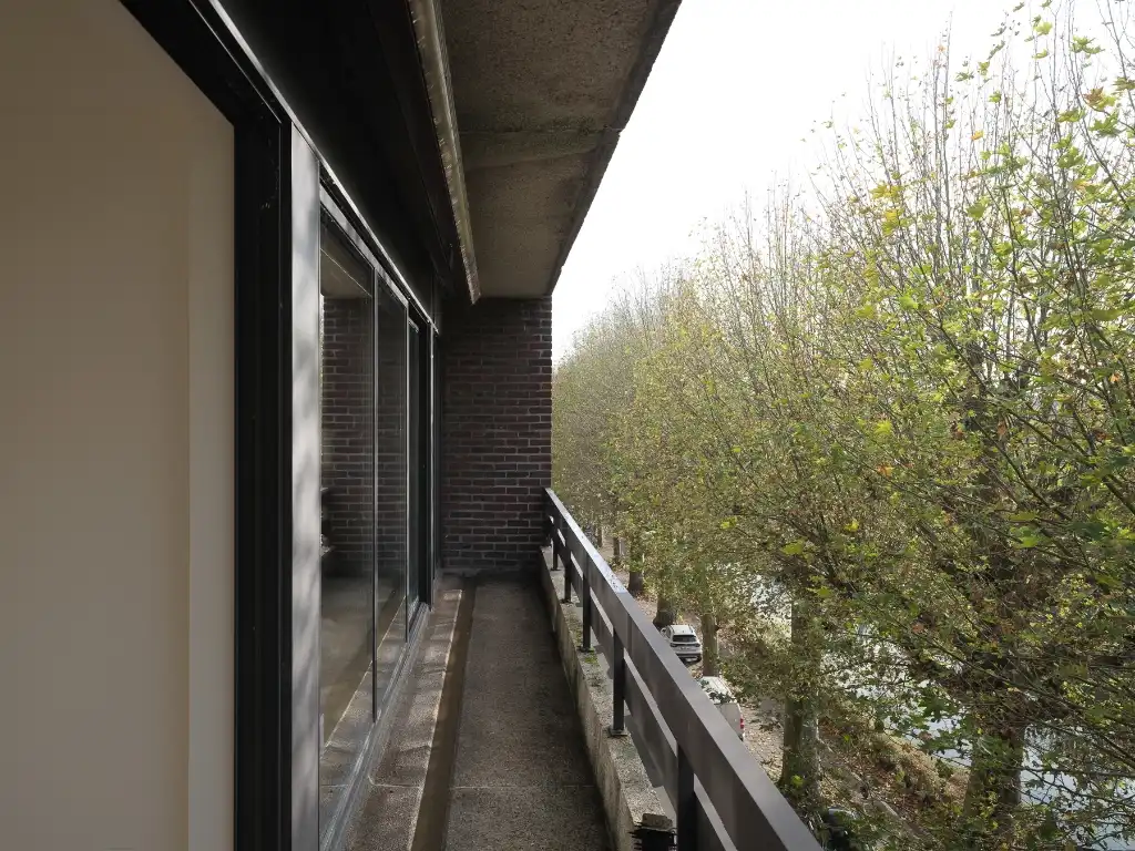 Coupure Rechts – Lichtrijk gerenoveerd éénslaapkamerappartement met terras en zicht op het water foto 4