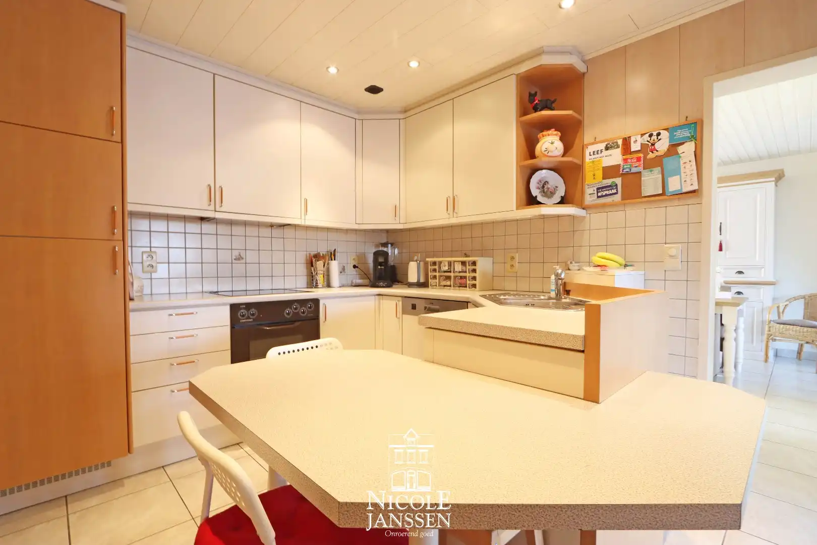 Halfopen gezinswoning met 4 slaapkamers, garage en tuintje foto 13