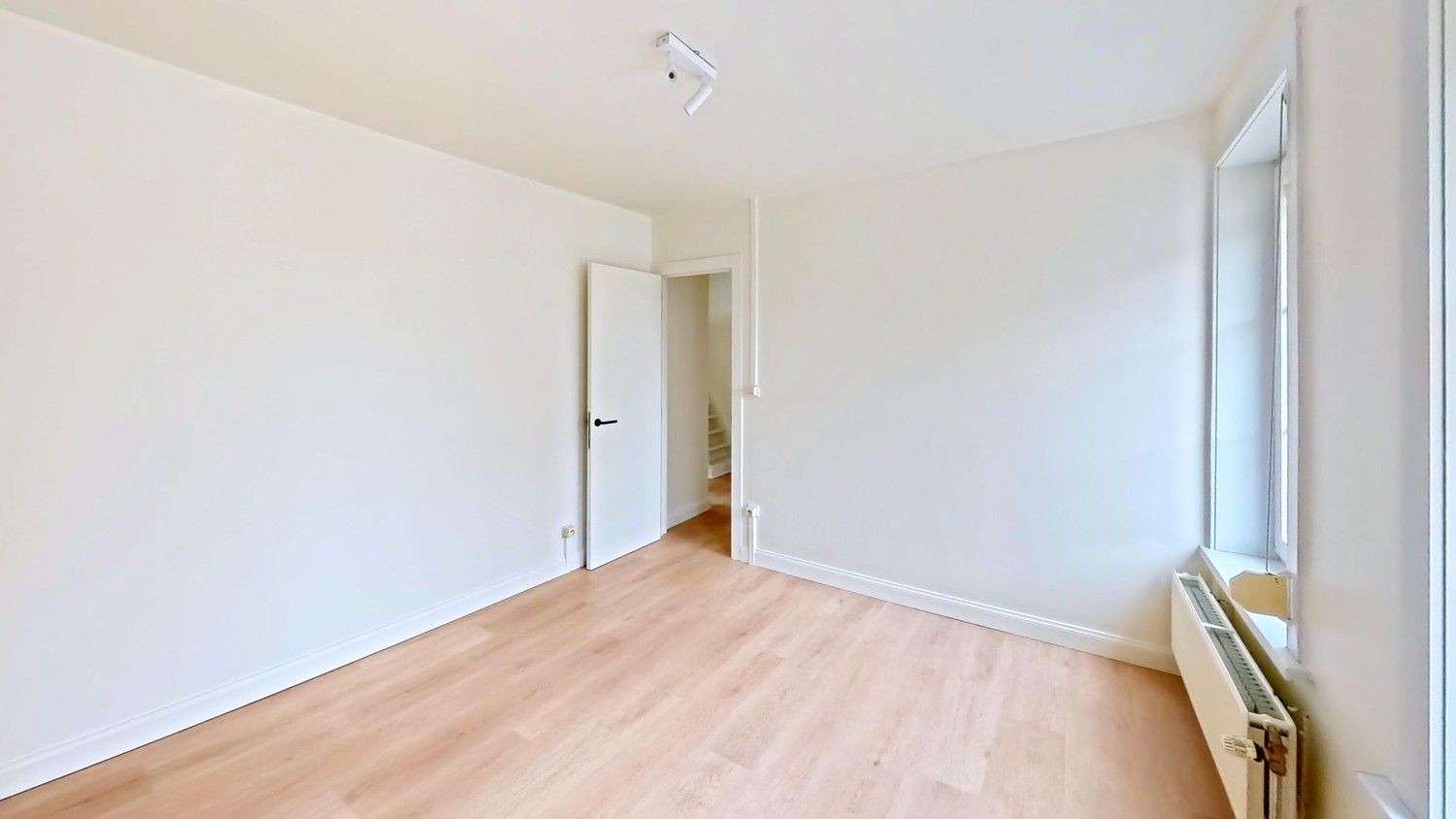Ruime woning met mooie tuin te huur! foto 11