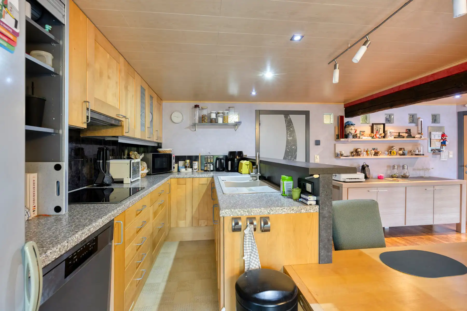 Zeer goed gelegen handelshuis + bovengelegen woonst en 2 kamers foto 13