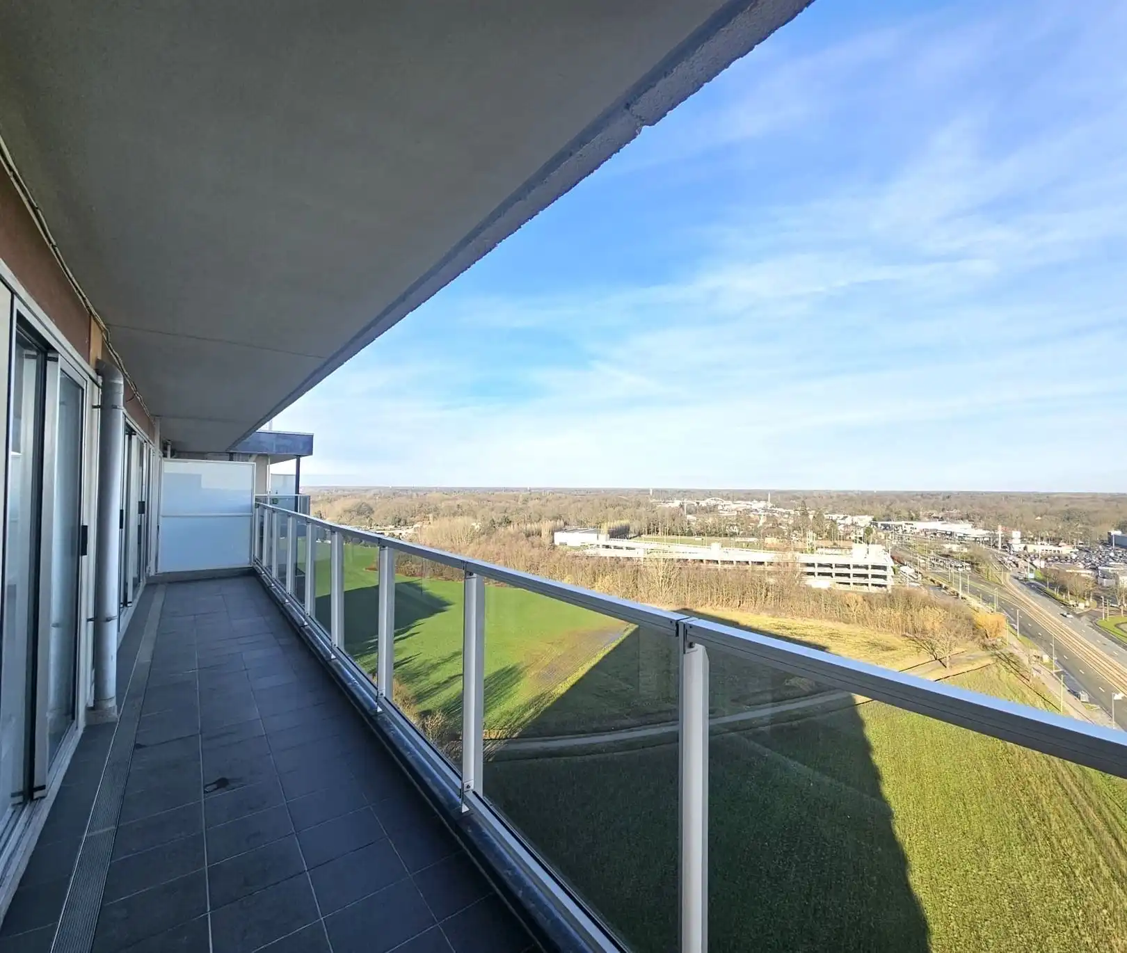 Appartement met prachtig uitzicht en veel lichtinval gelegen op de 15de verdieping. foto {{pictureIndex}}