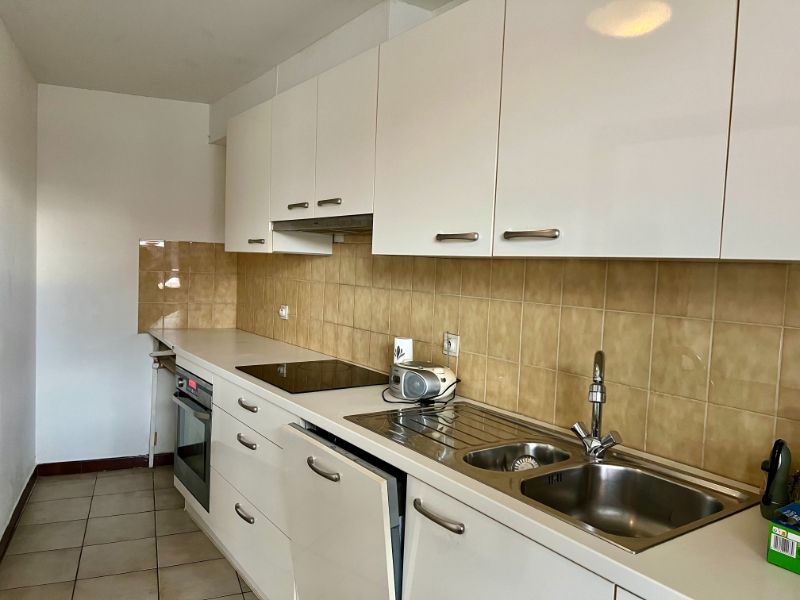 NABIJ UZ GENT, GELIJKVLOERSAPPARTEMENT MET 2 SLAAPKAMERS EN GARAGE. foto 6