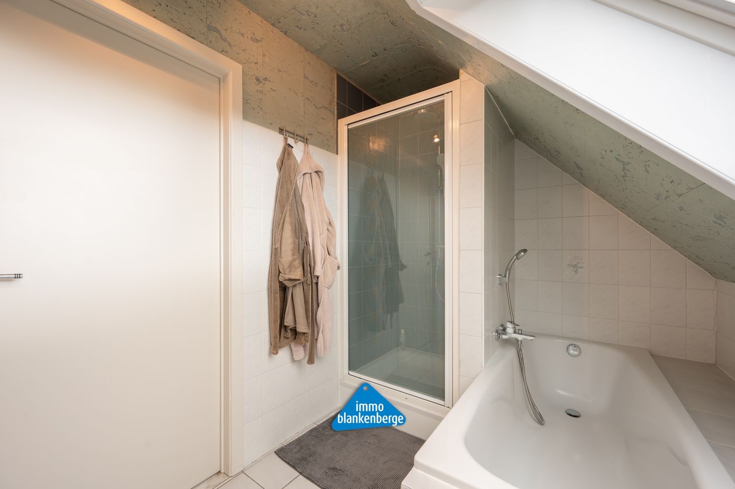 Ruime villa met zonnige tuin en moderne veranda op wandelafstand van de zee foto 29