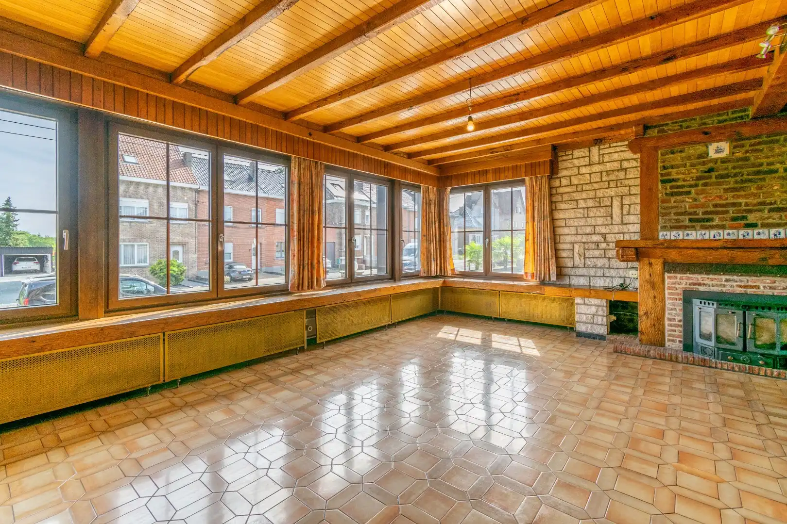 Een gebouwde drie - gevel villa (deels te renoveren) met o.a. 3 slaapkamers! foto 4