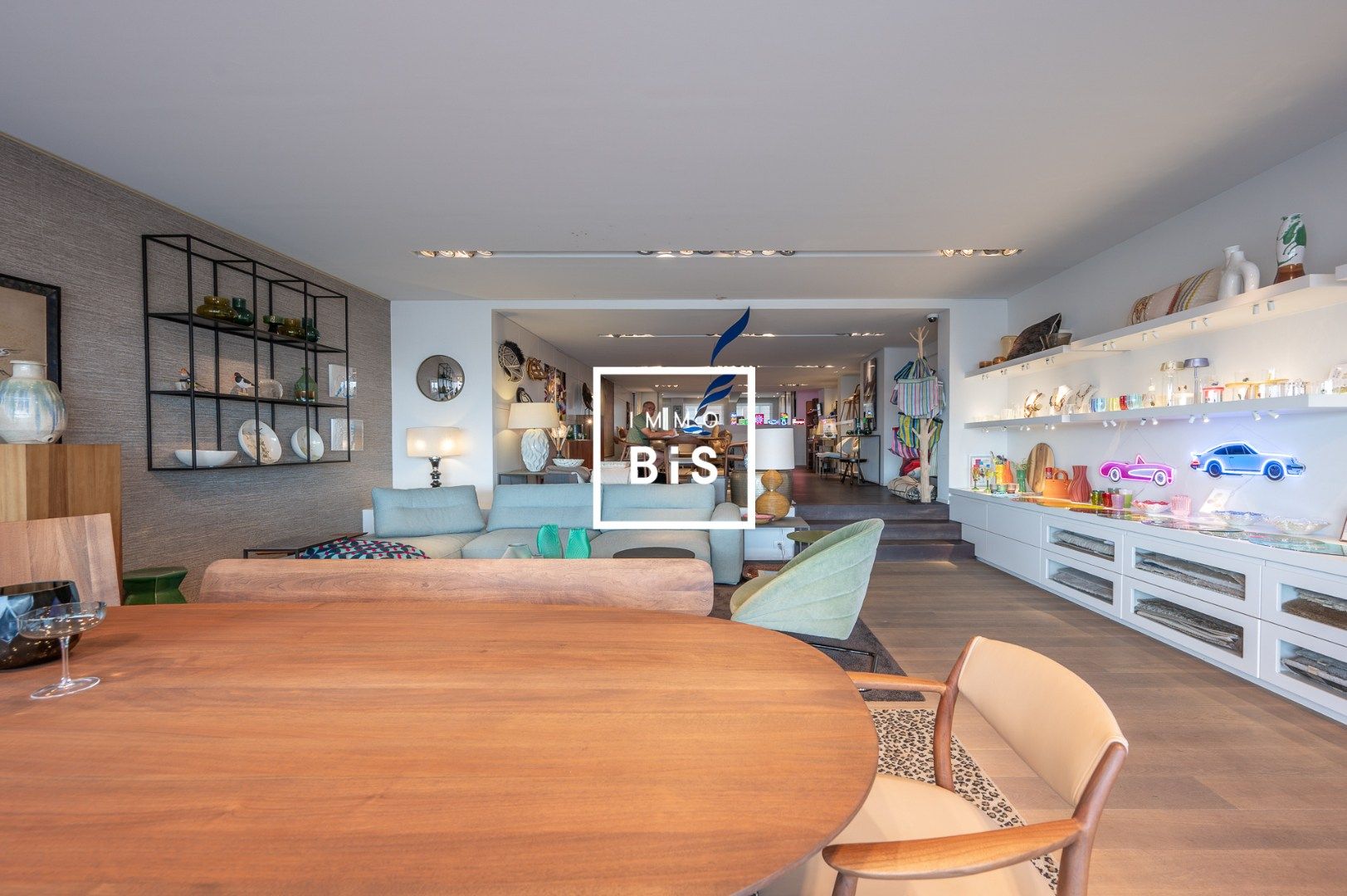 Ruim handelspand op de Zeedijk in het Zoute met brede etalage foto 3