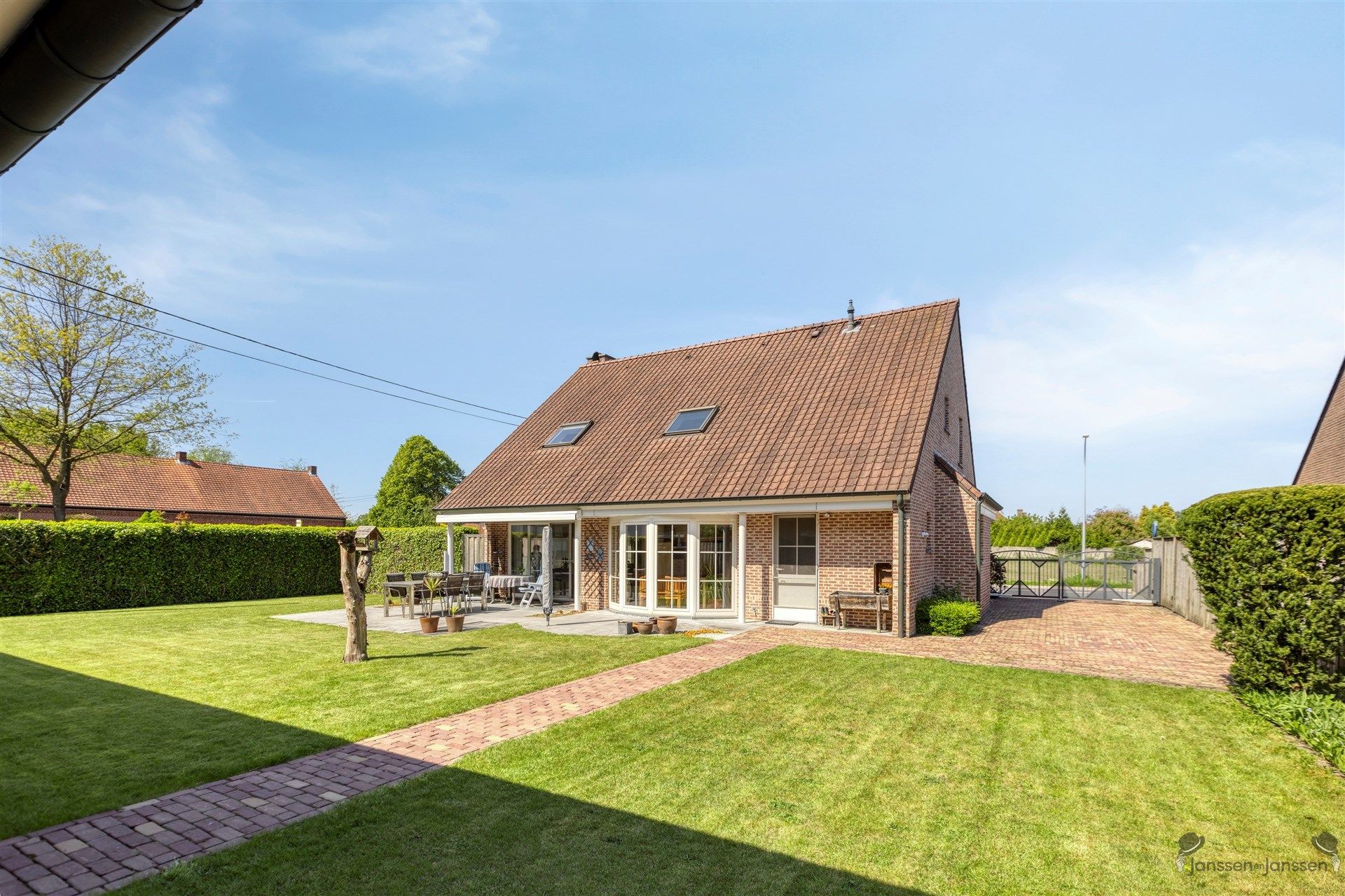 Woning met grote werkplaats  foto 23