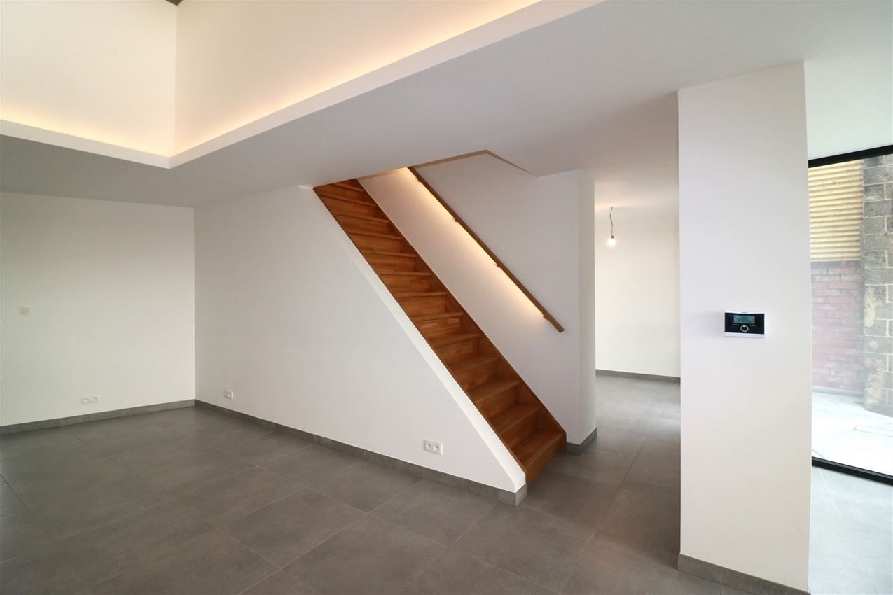 Architecturaal plaatje met 4 slpk., garage en riant terras foto 17