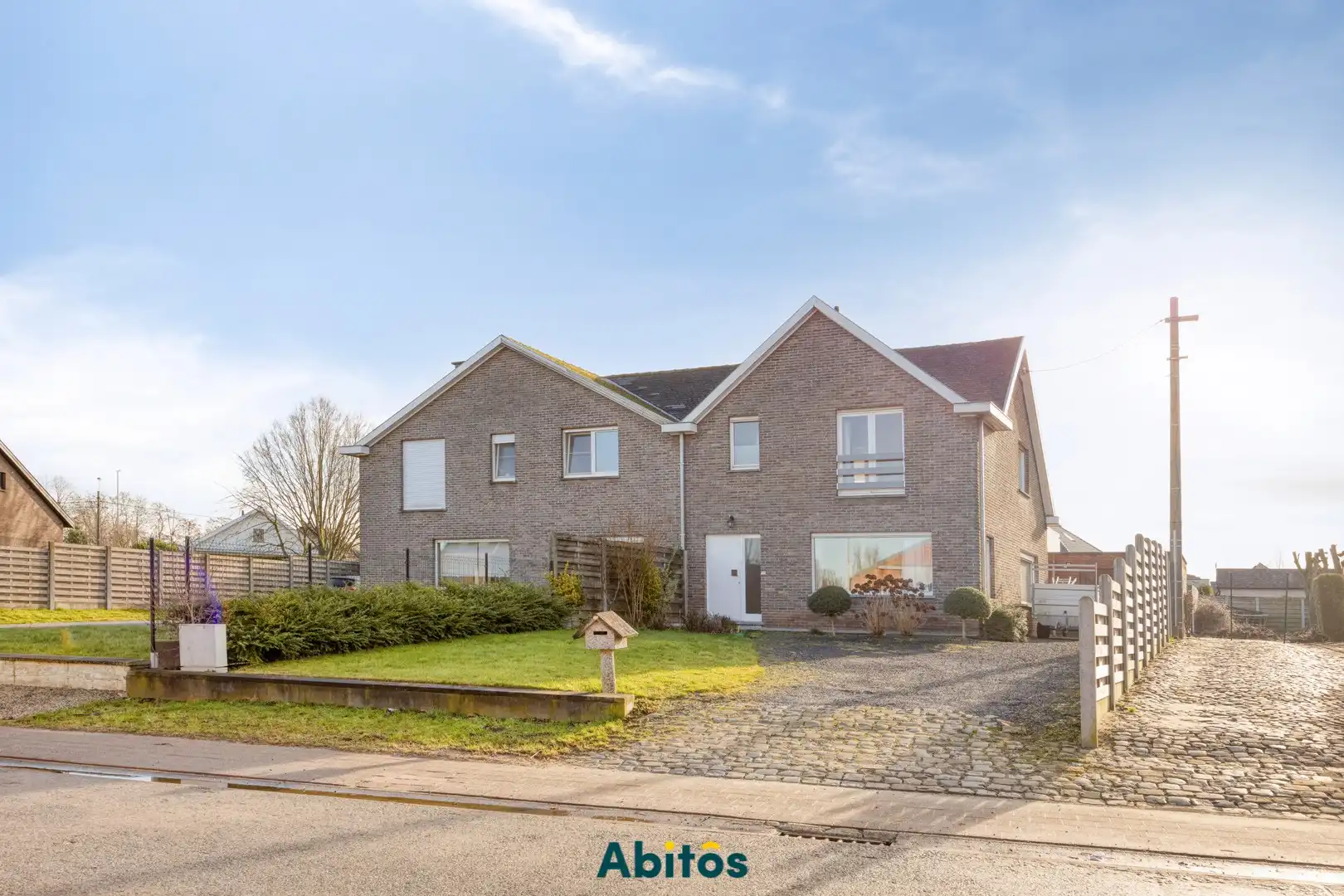 Halfopen woning met ruime opslagruimte foto 2