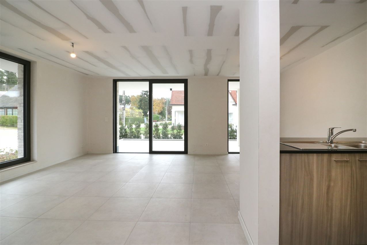 splinternieuw, gelijkvloers, ruim terras, 2 slpk foto 7