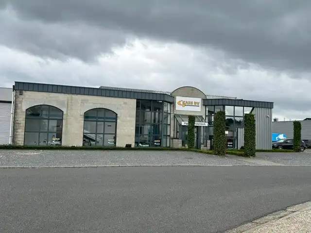 BEDRIJFSPAND MET SHOWROOM EN KANTOREN foto 2