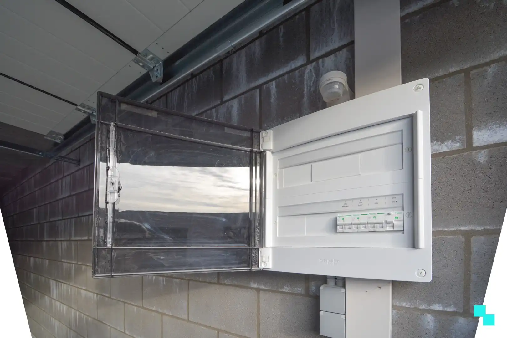 Recente dubbele garagebox te huur in Houthulst foto 3
