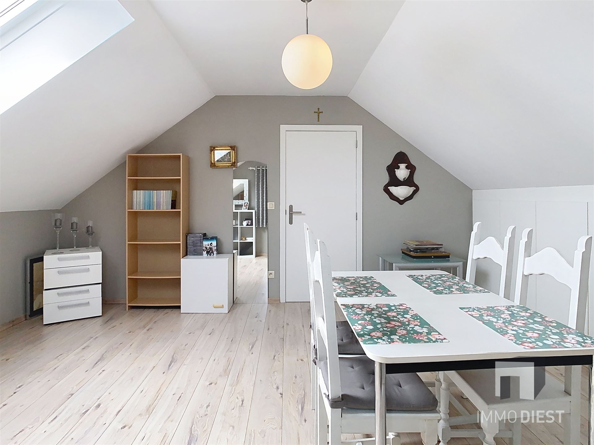 Aantrekkelijke en instapklare woning met 3 slaapkamers en prachtig aangelegde tuin op 12a 77ca. foto 30