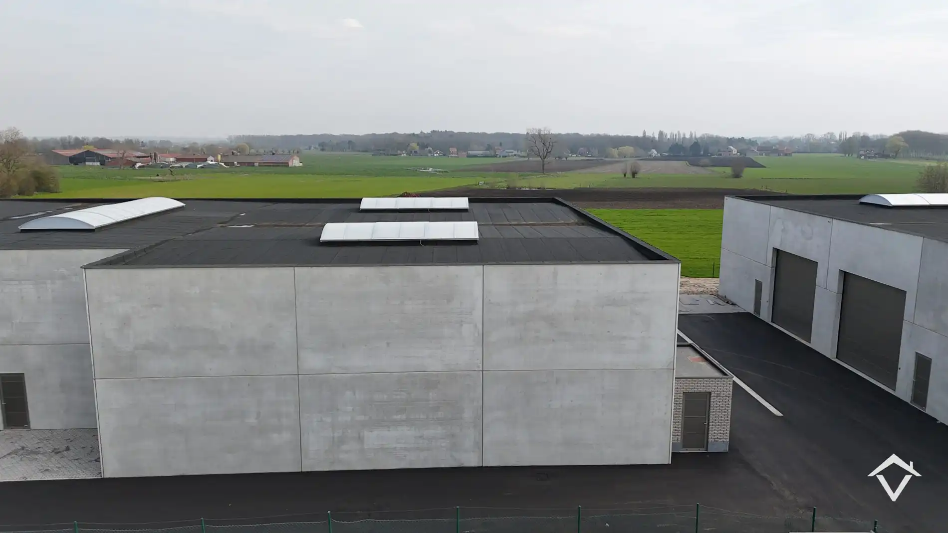 Nieuwbouw loods KMO-UNIT te koop – 326 m² met 1 parkeerplaats inbegrepen op de industriezone te Aartrijke foto 2