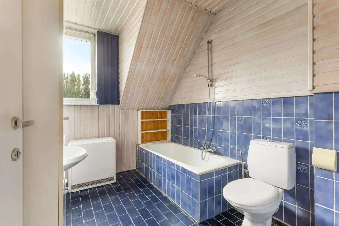 Centraal gelegen, op te frissen woning met 2 à 3 slpk., inpandige garage en tuin foto 18