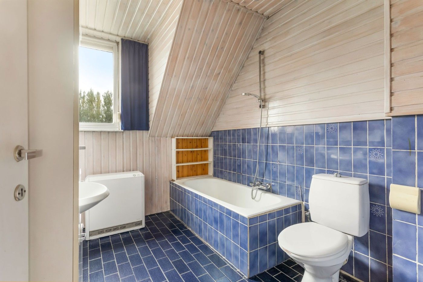 Centraal gelegen, op te frissen woning met 2 à 3 slpk., inpandige garage en tuin foto 18