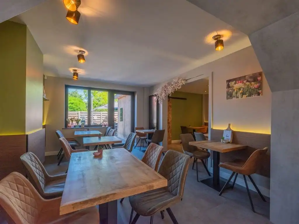 Charmante woning in gesloten bebouwing met ruim terras, tuin en bijhorende carport, volledig onderkelderd met inpandige garage, in het centrum foto 11