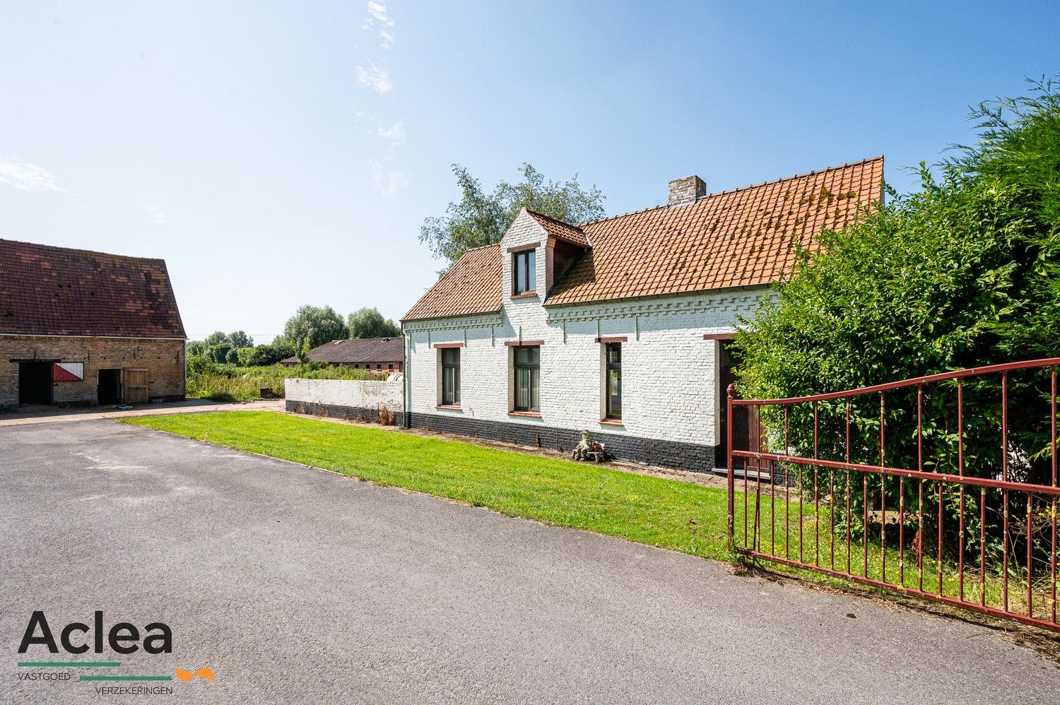 Unieke karaktervolle hoeve met manege op 12.121m² foto 8