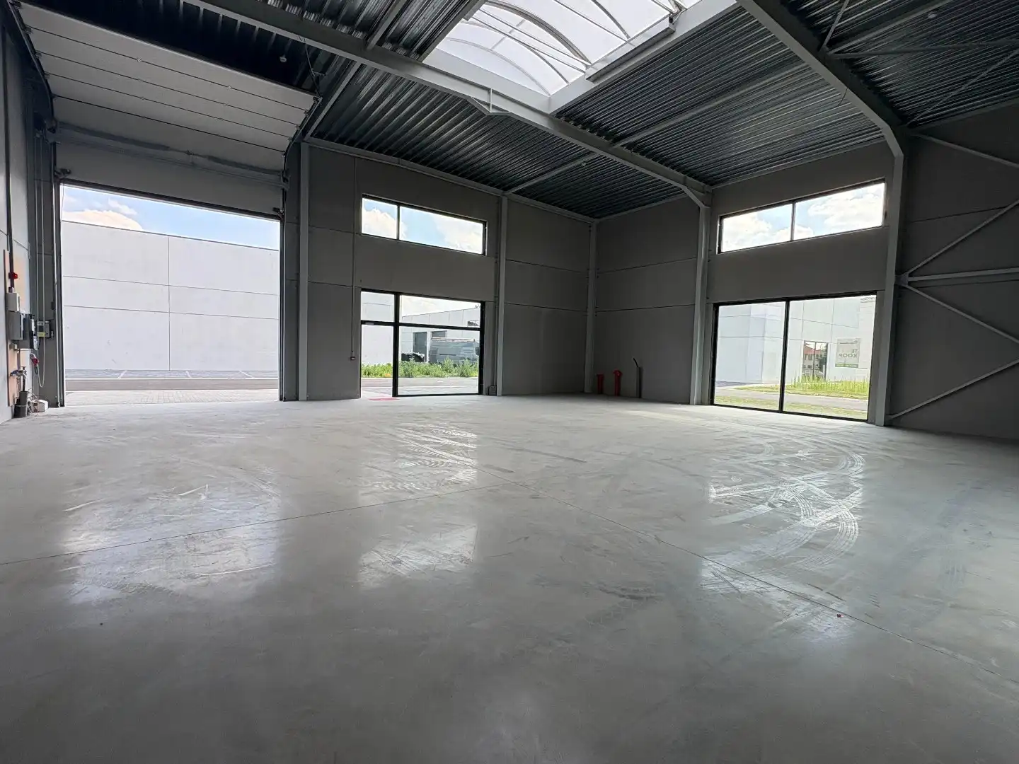 Loods te koop – 225 m² met 3 parkeerplaatsen inbegrepen op de industriezone te Ichtegem foto 3
