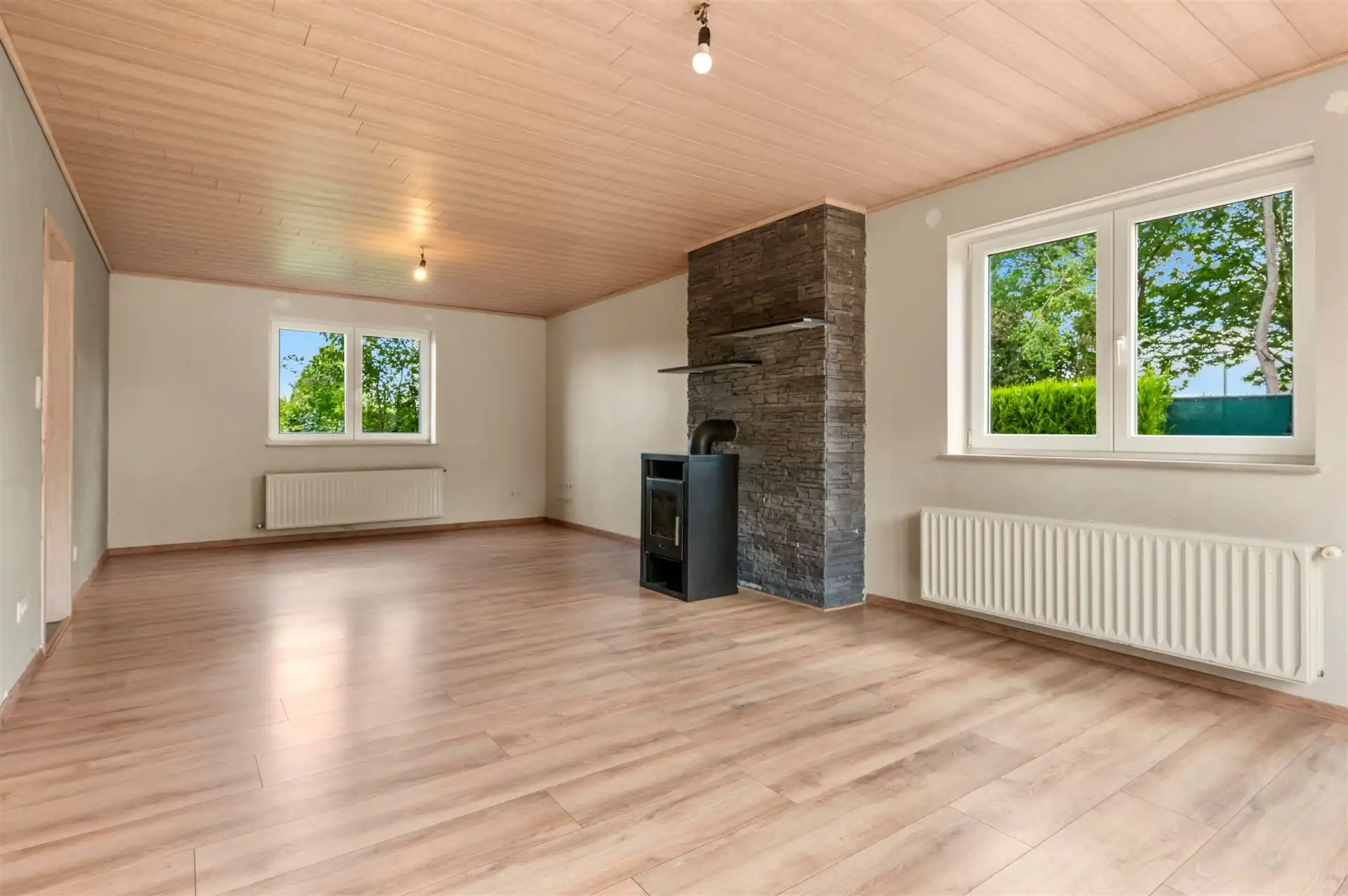Knappe, ruime instapklare woning met 4 slpks, 2 bdks en tuin foto 7