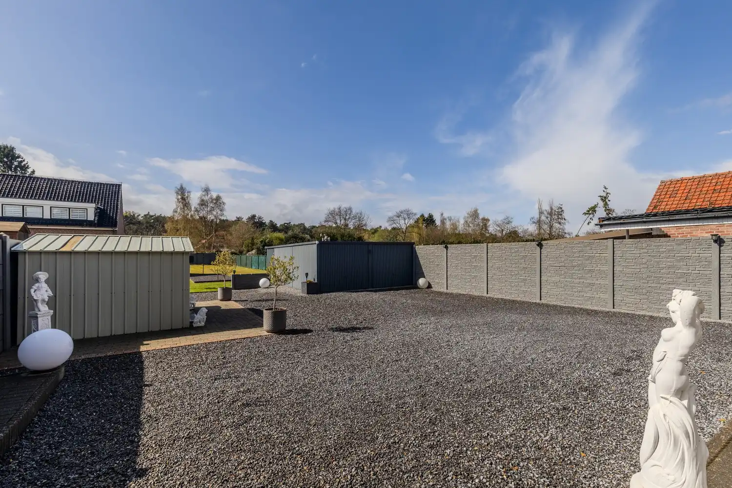 Instapklare woning met drie slaapkamers, ruime tuin en twee garageboxen in hartje Rekem! foto 43