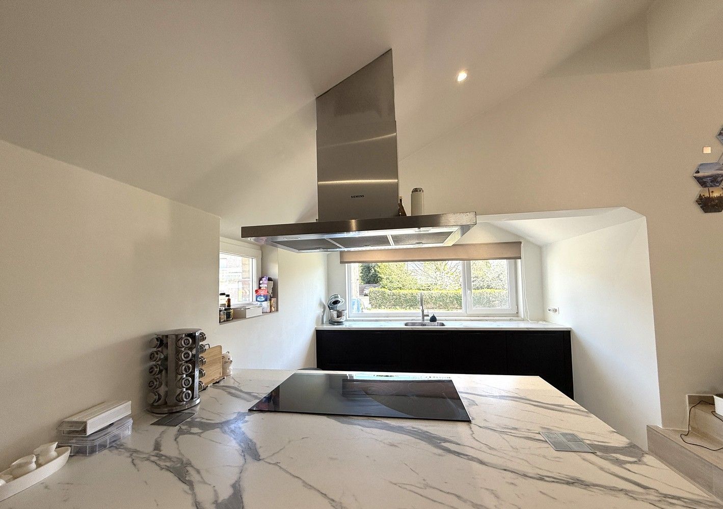 Instapklare woning met 3 slaapkamers en een gezellige tuin op toplocatie in Hoeselt te huur! foto 5