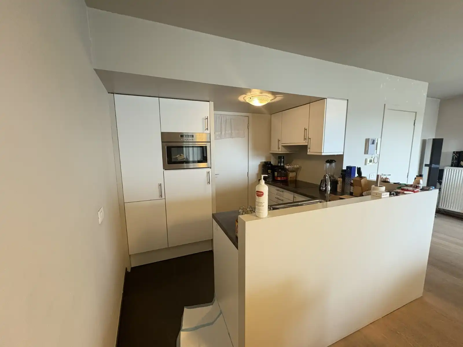 Instapklaar appartement met 2 slaapkamers, garage en 2 terrassen in hartje Waregem! foto 7