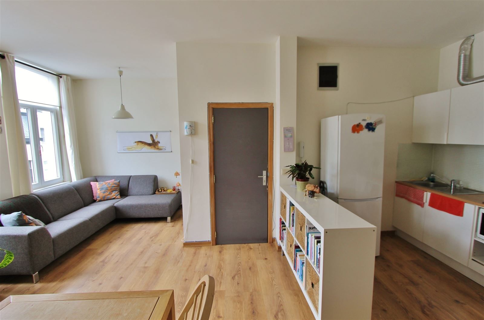 Instapklaar 2 SLPK appt met tijdloos interieur, karaktervol gebouw, veel lichtinval, lage kosten en ligging zijn absolute troef! foto 2