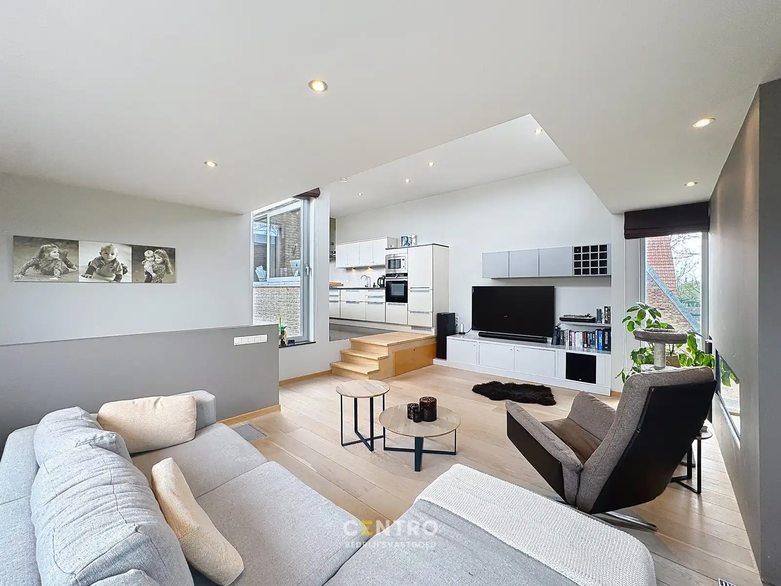 Fantastische woonst met handelsruimte op CHARMANTE ligging te Oostende! foto 2