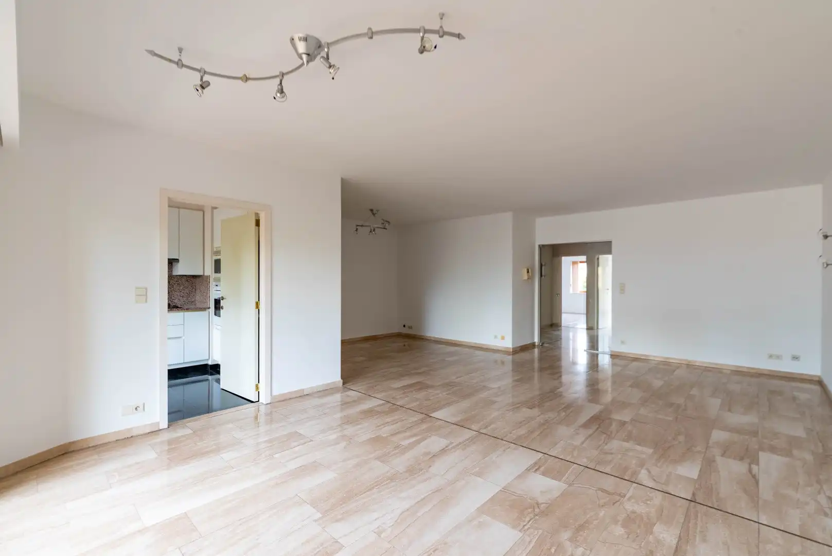 Ruim 2-slaapkamerappartement met twee terrassen en autostaanplaat foto 3