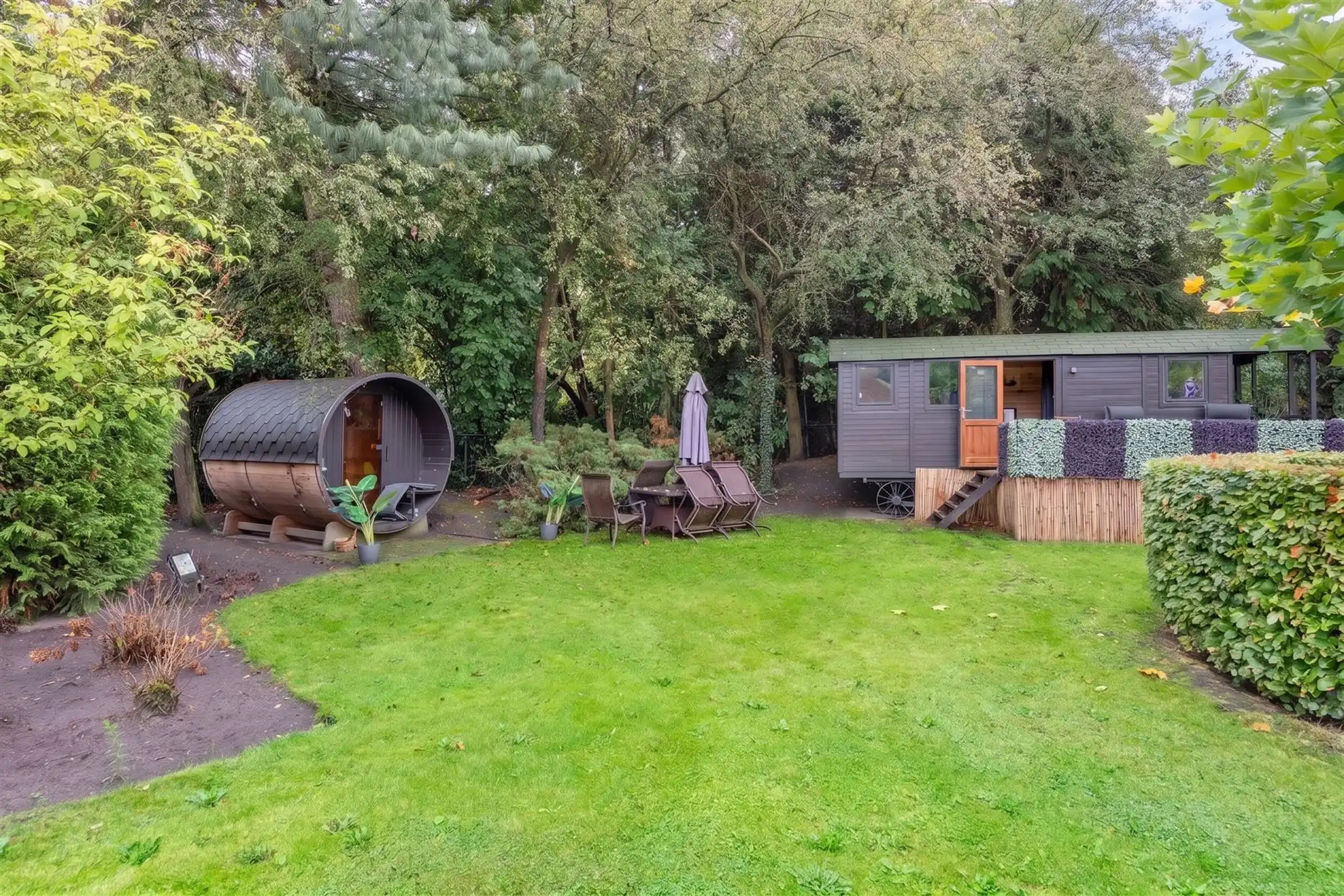 Knappe duo-villa op 8.843 m² in villawijk aan NL-grens. foto 69