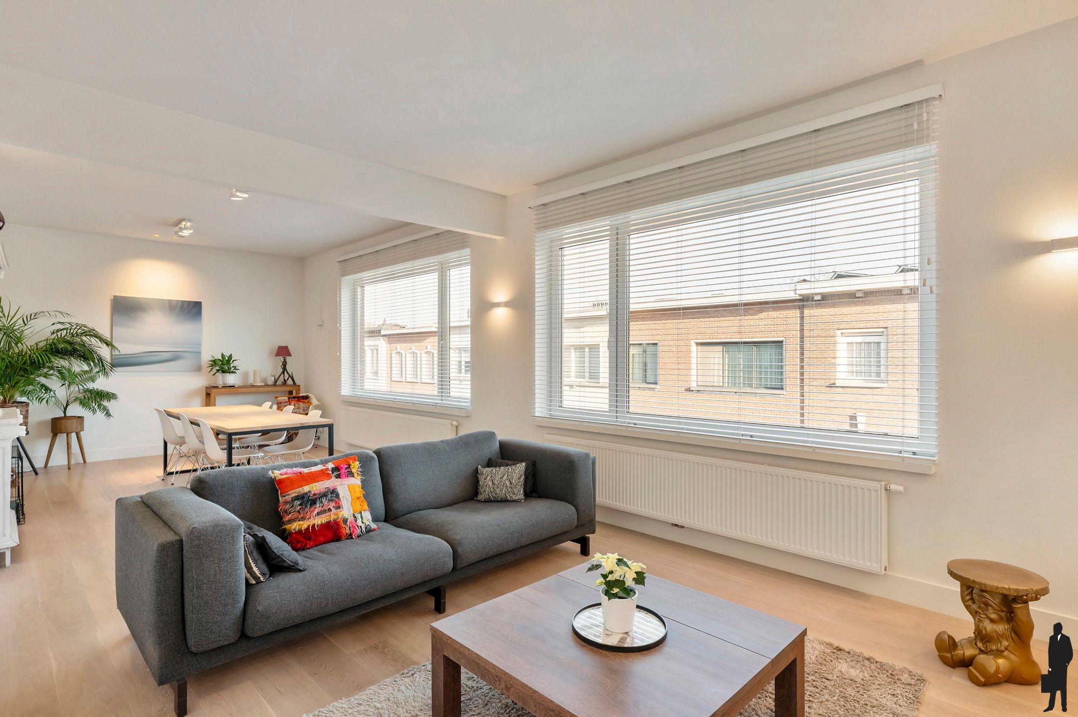 Ruim gerenoveerd appartement met 10 m gevelbreedte. foto {{pictureIndex}}