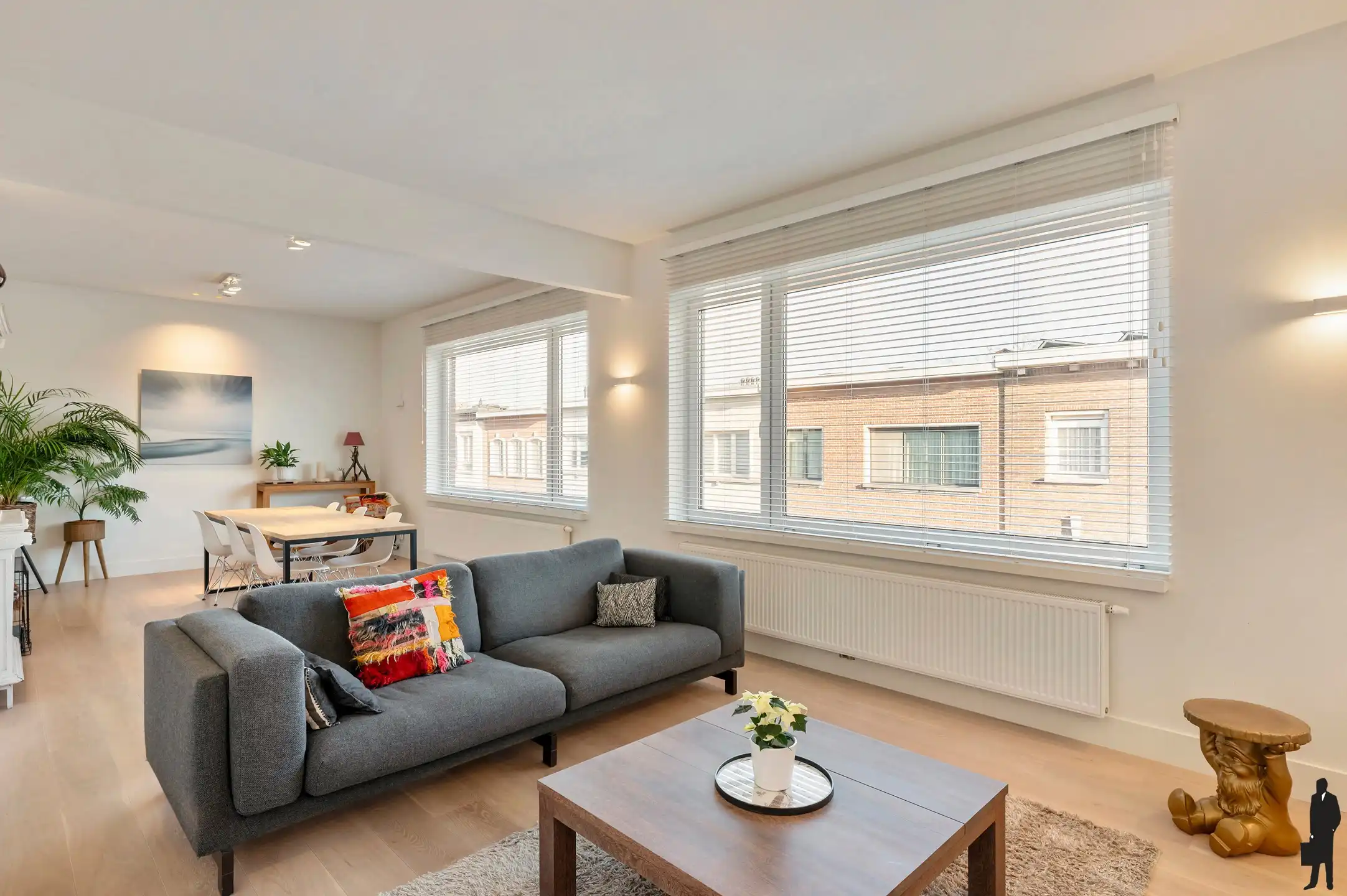 Ruim gerenoveerd appartement met 10 m gevelbreedte. foto {{pictureIndex}}