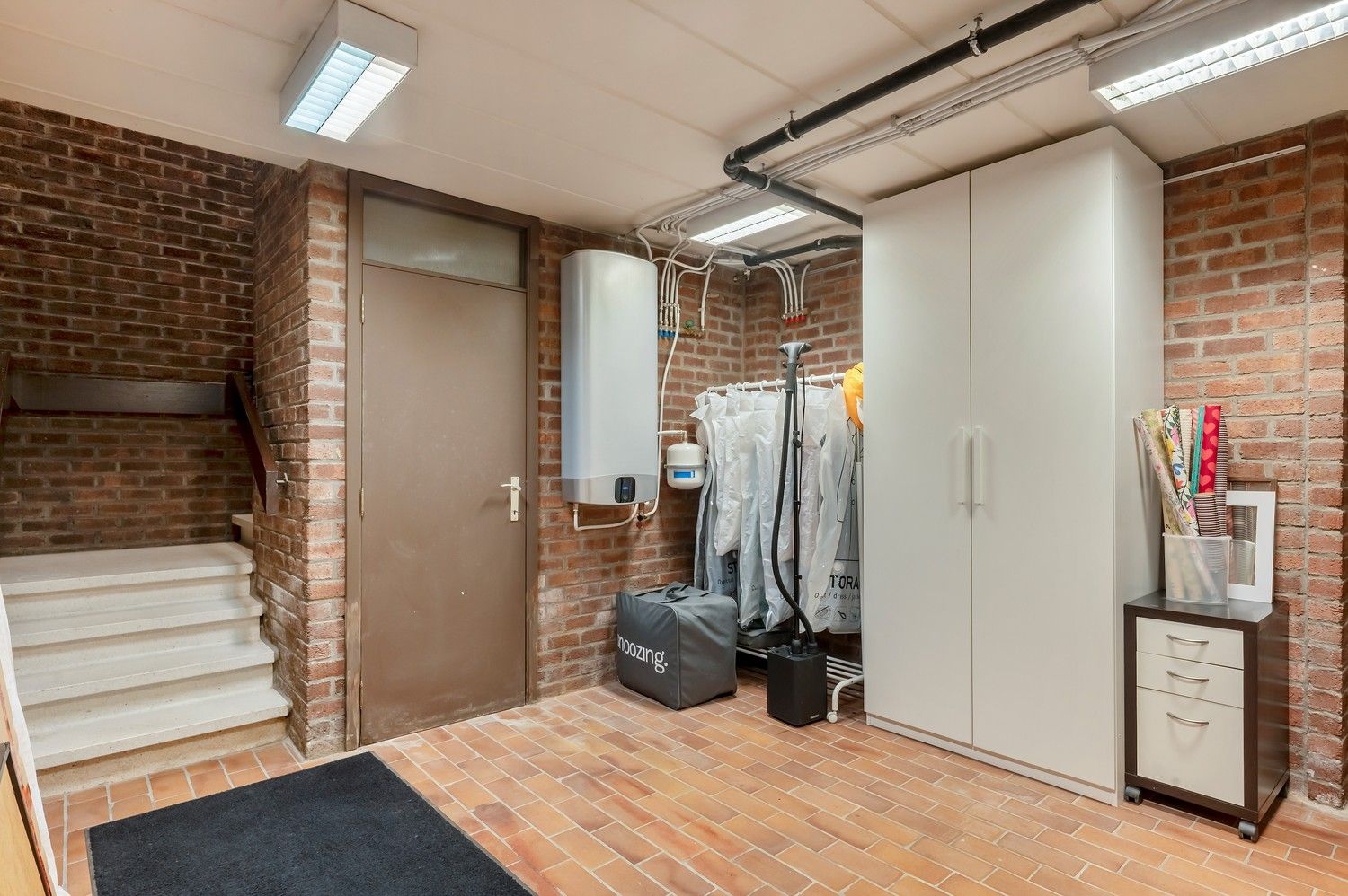 Uitzonderlijk gelijkvloers appartement met royale kelder en twee carports. foto 22