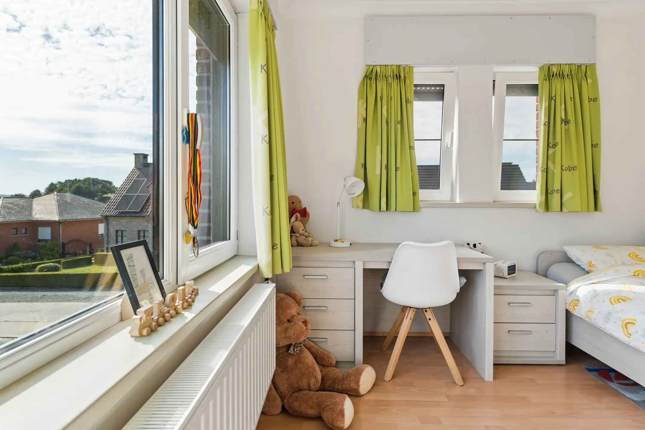 Ruime, deels gerenoveerde 3-gevelwoning met 3 slks en tuin foto 17