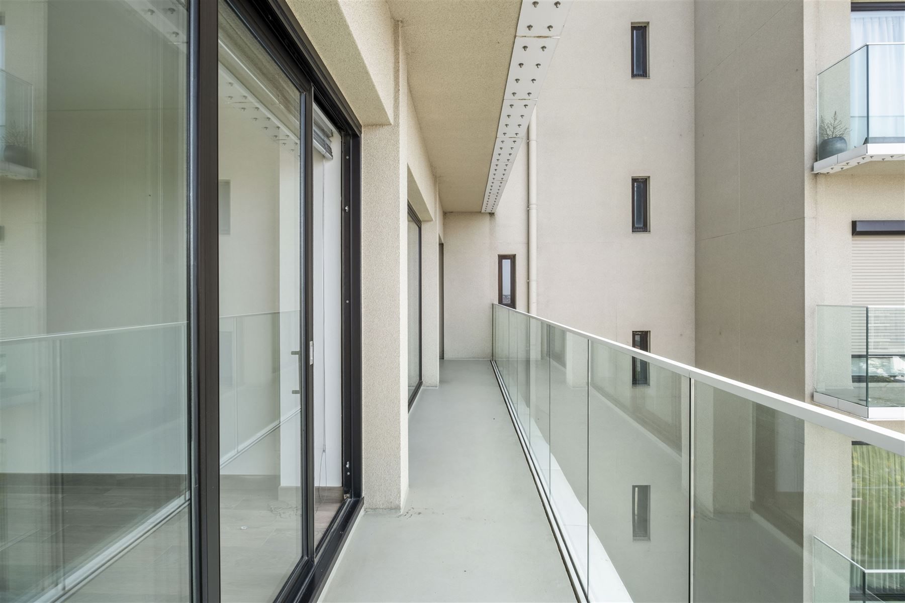 Gerenoveerd ,instapklaar appartement met garage foto 18