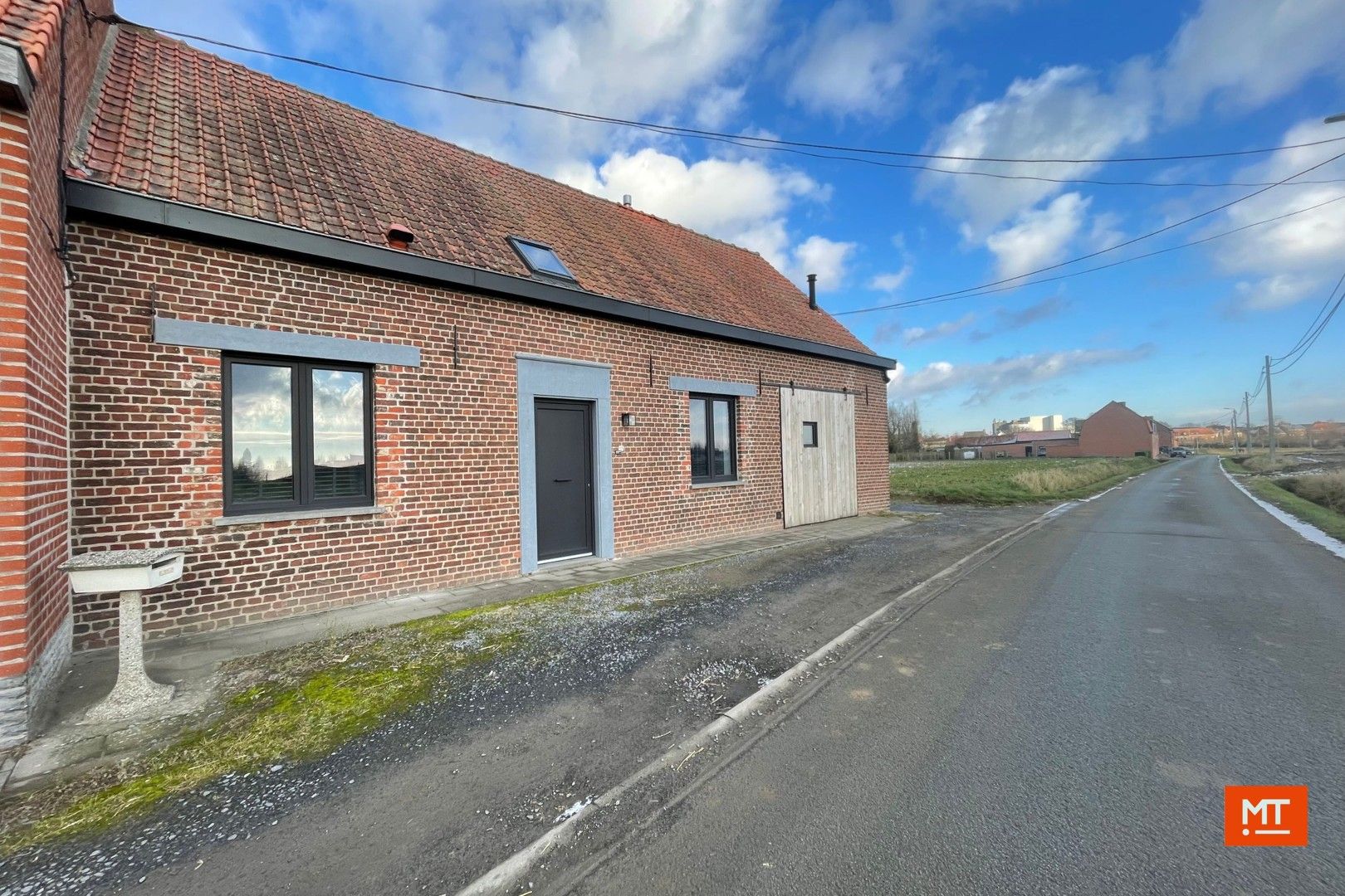 Woning te huur met 3 slaapkamers en ruime tuin foto {{pictureIndex}}