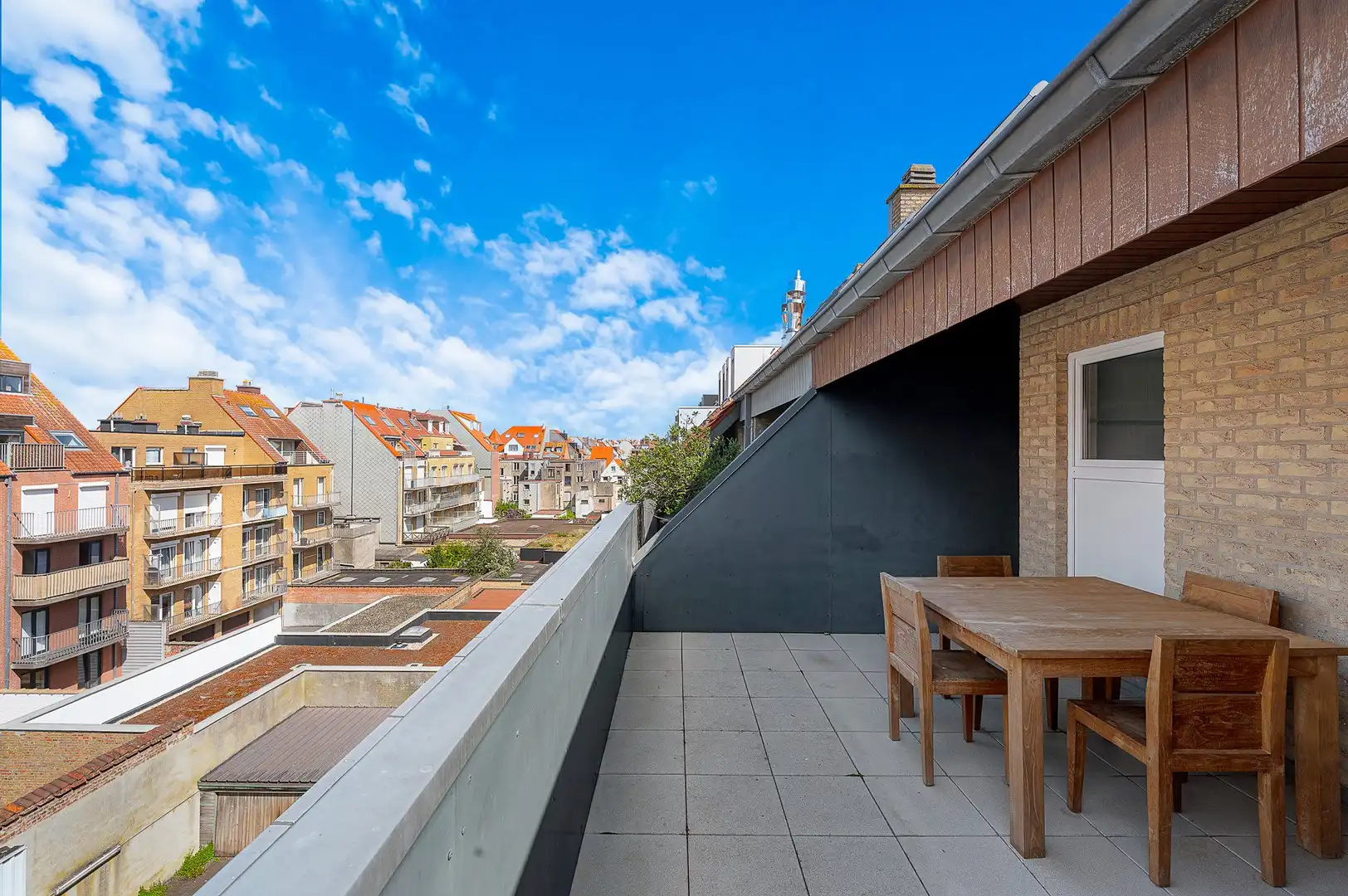 Appartement met unieke terrassen gelegen op wandelafstand van de zee en de winkels. foto 14