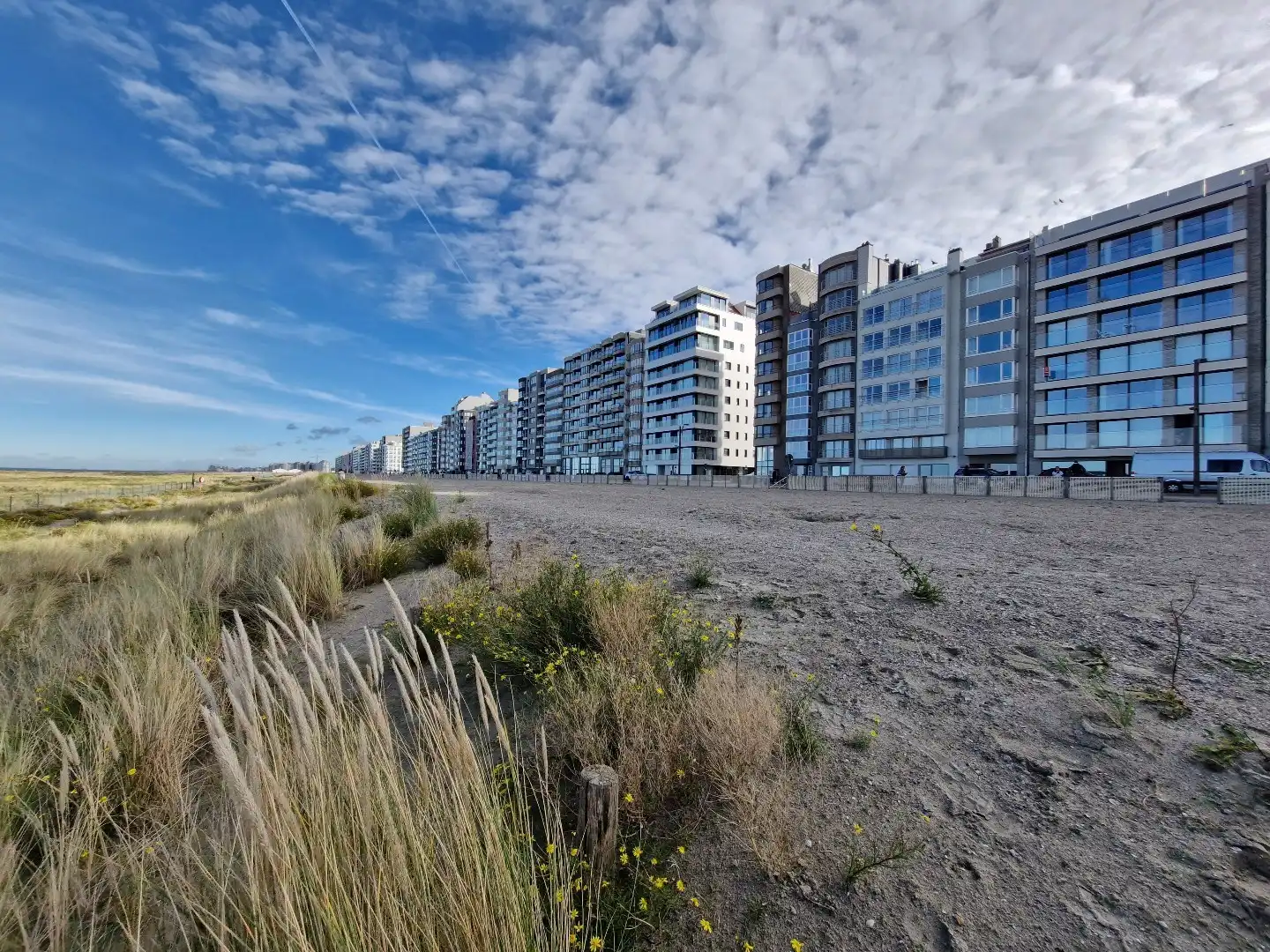 Magnifiek gelegen éénslaapkamerappartement aan de achterzijde van de Zeedijk te Heist foto {{pictureIndex}}