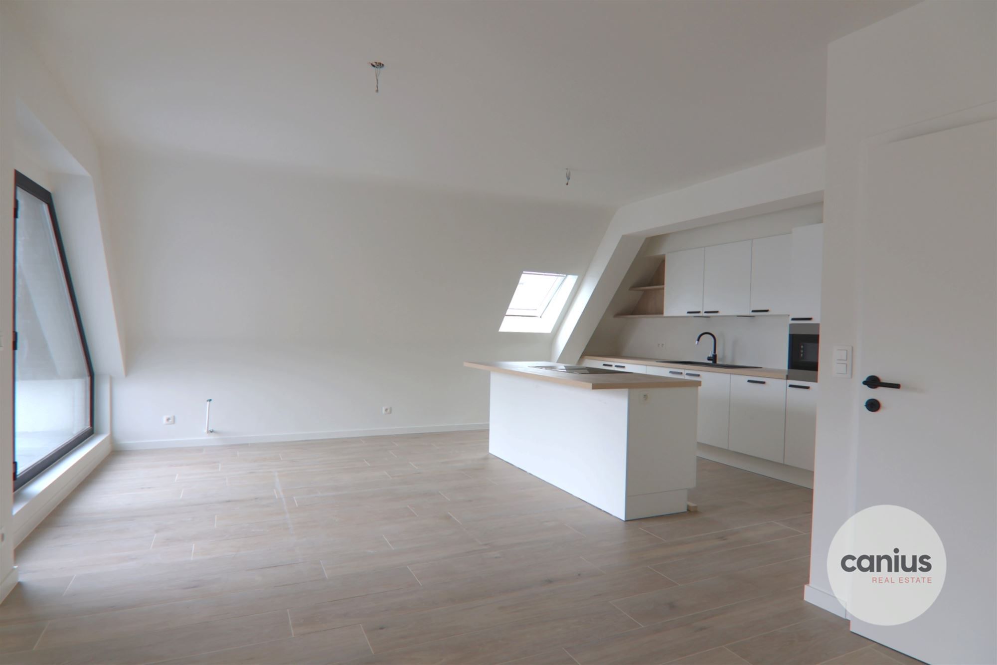 RUIM APPARTEMENT MET TWEE SLPK EN TERRAS VAN 25 M² foto 3